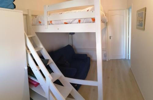 Litera en habitación pequeña con silla azul en Appartement 2 pièces entièrement rénové, en Villers-sur-Mer