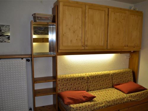 Ein Etagenbett oder Etagenbetten in einem Zimmer der Unterkunft Studio Les Menuires, 1 pièce, 2 personnes - FR-1-452-53