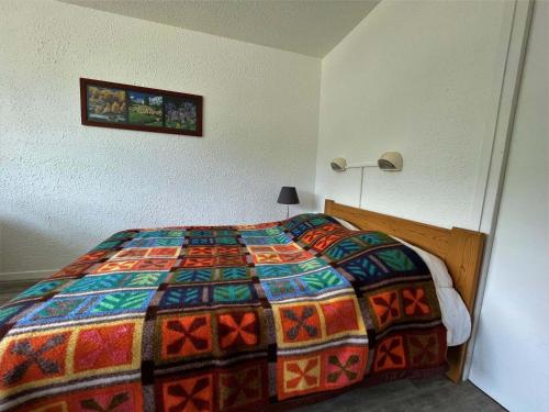 מיטה או מיטות בחדר ב-Appartement Les Menuires, 2 pièces, 6 personnes - FR-1-452-179