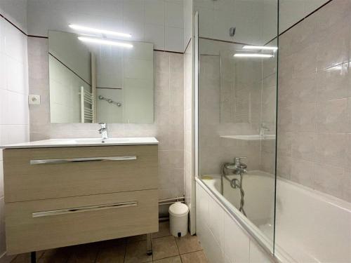 une salle de bain avec une douche, un lavabo et une baignoire dans l'établissement Appartement pour 6 pers, 38m², balcon sud, au pied des pistes, Les Menuires Croisette - FR-1-452-179, aux Menuires
