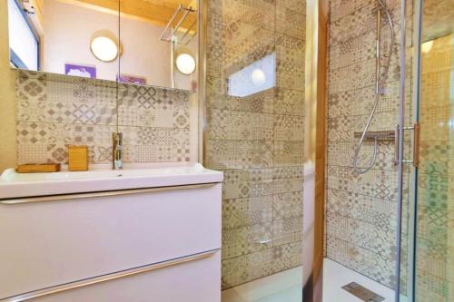 ein Bad mit einem Waschbecken und einer Dusche in der Unterkunft Maison de 3 chambres avec balcon amenage et wifi a Courchevel a 1 km des pistes in Courchevel