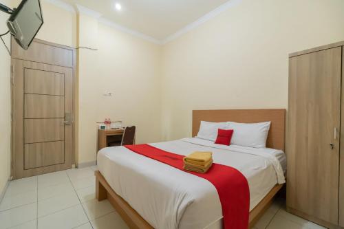 Кровать или кровати в номере RedDoorz @ Jalan Kolonel Haji Burlian Palembang 2