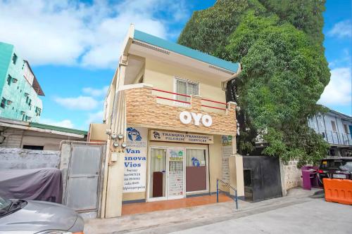 OYO 808 Mye Tourist Inn في مانيلا: مبنى عليه علامة oo