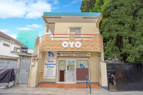 OYO 808 Mye Tourist Inn في مانيلا: مبنى عليه علامة وفو