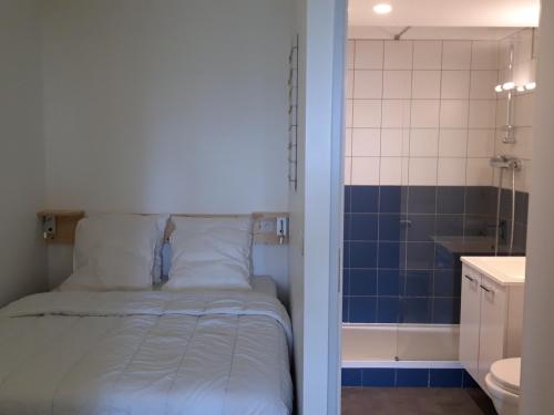 - une petite chambre avec un lit et une salle de bains dans l'établissement Appartement Les Arcs 1800, 3 pièces, 8 personnes - FR-1-346-312, à Arc 1800