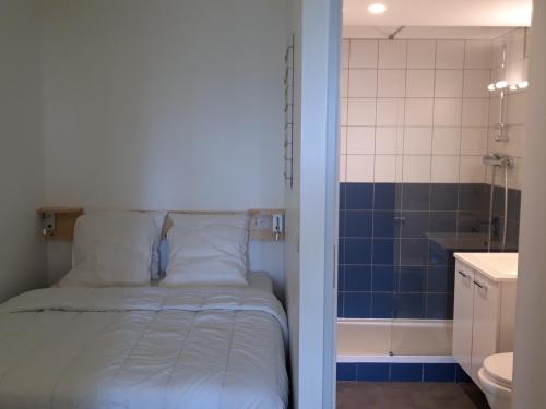- une petite chambre avec un lit et une salle de bains dans l'établissement Appartement calme, rénové, balcon, près commerces et ski, 7-8 pers, parking inclus. WiFi gratuit. - FR-1-346-312, à Arc 1800