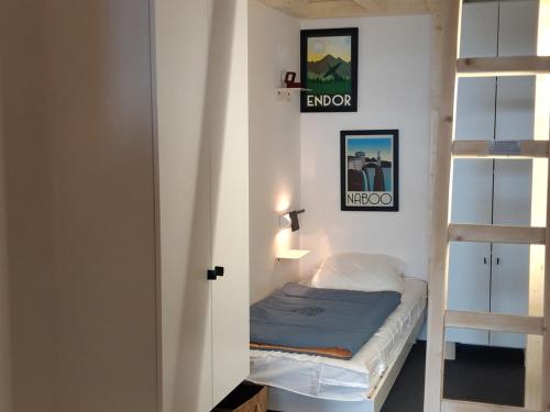 Habitación pequeña con cama y escalera en Appartement Les Arcs 1800, 3 pièces, 8 personnes - FR-1-346-305 en Arc 1800