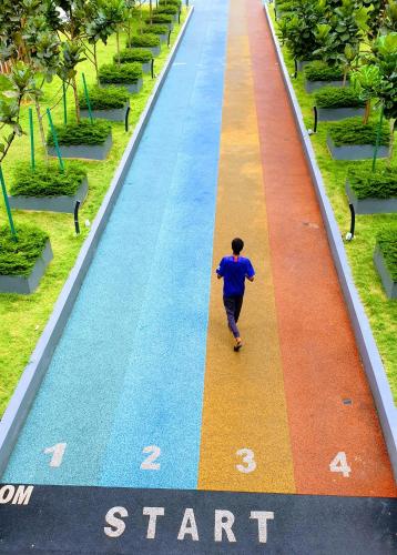 a man running on a race track at BSP21 Family Homestay in Jenjarum