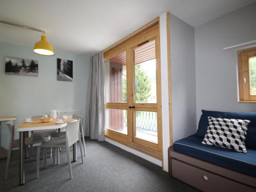 salon z niebieską kanapą i stołem w obiekcie Studio cabine rénové pour 5 pers. avec balcon, au calme, proche Transarc et commerces, Wifi inclus - FR-1-346-355 w mieście Arc 1800