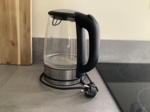 a blender sitting on top of a kitchen counter at 2 persoons appartement de luxe in Nijverdal