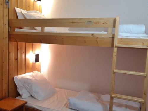 quelques lits superposés dans une chambre dans l'établissement Studio lumineux au centre, balcon, proche pistes, wifi inclus - FR-1-346-420, à Arc 1800