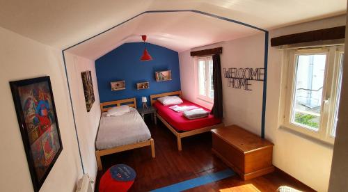 Cette petite chambre comprend un petit lit et une fenêtre. dans l'établissement Maison de pêcheur - 200m de la plage, à Étretat