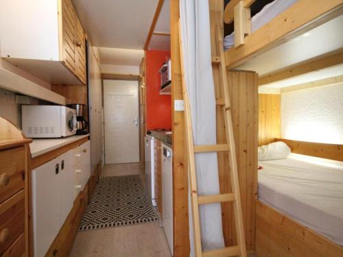 - une petite cuisine avec une échelle dans une petite maison dans l'établissement Studio cosy, centre station, balcon, Wifi - FR-1-346-450, à Arc 1800