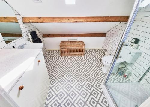 ein Bad mit einem WC und einer Glasdusche in der Unterkunft Eldon Row - Stylish Character Apartments - Central Location 1 & 2 bed available in Dolgellau