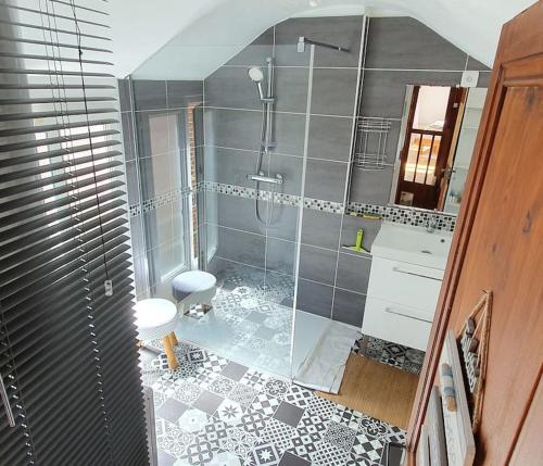 une salle de bain avec douche et toilettes dans l'établissement Maison de pêcheur - 200m de la plage, à Étretat