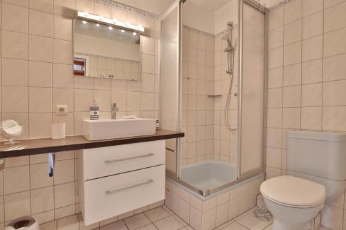 e bagno con servizi igienici, doccia e lavandino. di Gorch-Fock-Park Haus 57 Gorch-Fock-Park 57 Appartement 26 a Timmendorfer Strand