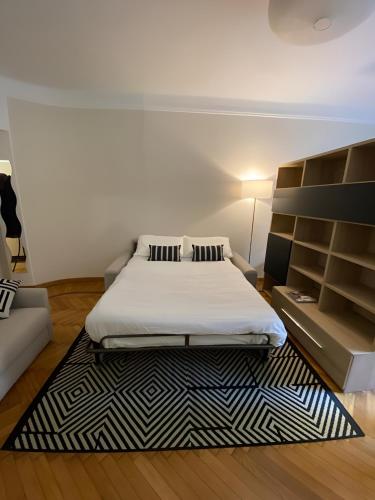 Кровать или кровати в номере Mombello Loft