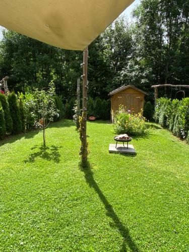 a garden with a picnic table in the grass at Neurenovierte Ferienwohnung Xaver in Holzkirchen