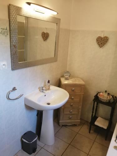 une salle de bain avec un lavabo blanc et un miroir dans l'établissement Holli cottage - Charming 2 bedrooms with terrace., à Saint-Avit-Rivière
