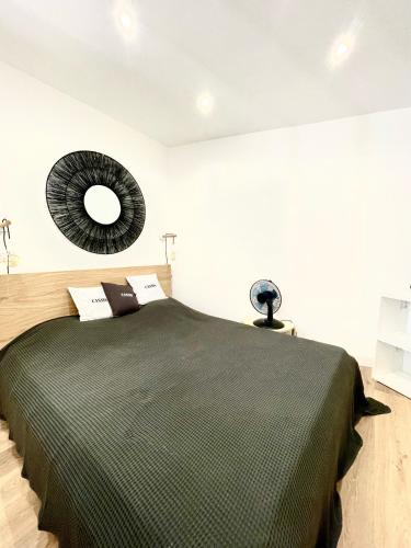 une chambre avec un grand lit et un miroir dans l'établissement FANNY - Hyper centre - Wifi - 4 personnes, à Cassis