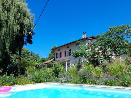 une maison et une piscine devant une maison dans l'établissement La Metairie de Biaudos, à Biaudos