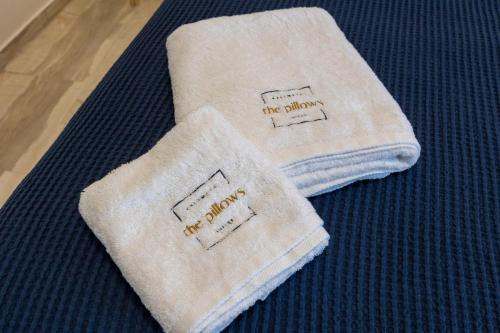 duas toalhas estão sentadas no topo de um piso em The Pillows Kalamata em Kalamata