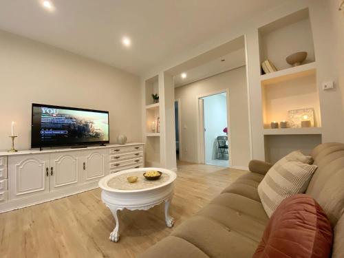 TV a/nebo společenská místnost v ubytování BRIGHT APARTMENT IN THE CENTER OF SANTANDER