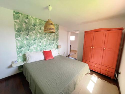 Posteľ alebo postele v izbe v ubytovaní Casa con piscina y jardín con vistas al mar
