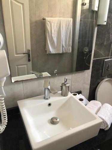 Gallery image of The Prince Inn Hotel & Villas in Kérynia