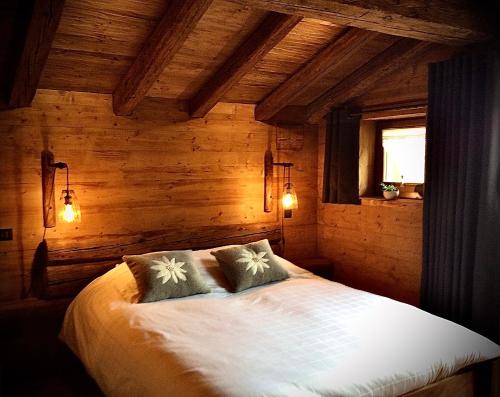 Postel nebo postele na pokoji v ubytování Chalet du Silberrain près de Colmar - cheminée, sauna, piscine partagée