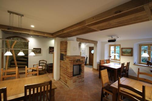 a living room with a fireplace and a dining room at Pension und Falknerei an der alten Schmiede in Bernstadt