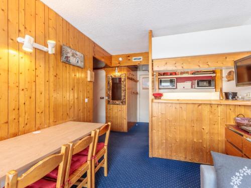 Il comprend une cuisine et une salle à manger avec un mur en bois. dans l'établissement Appartement confortable 2 pièces · 5 pers · Balcon · Centre station - FR-1-346-494, à Arc 1800