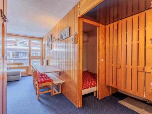 Cette petite chambre comprend une table et un lit. dans l'établissement Appartement confortable 2 pièces · 5 pers · Balcon · Centre station - FR-1-346-494, à Arc 1800