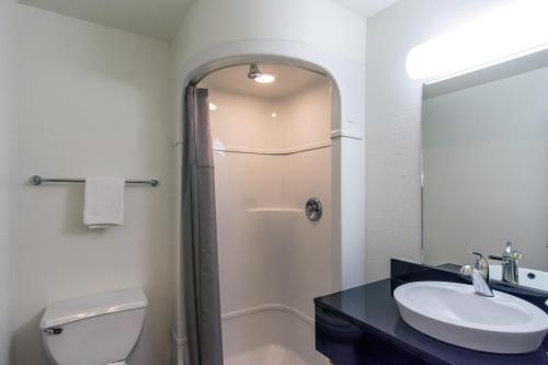 Motel 6-Arcata, CA Cal Poly Humboldt في أركاتا: حمام مع مرحاض ومغسلة ودش