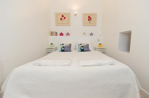 une chambre blanche avec un grand lit blanc dans l'établissement PV STUDIO Five Stars Holiday House, à Nice