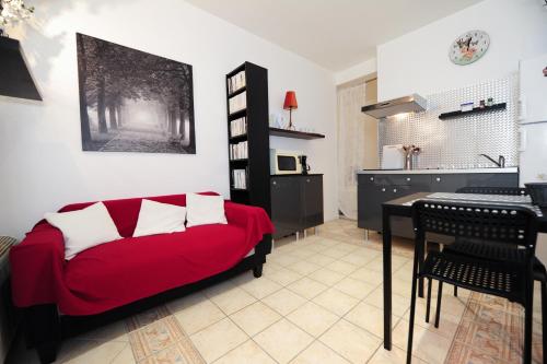 un salon avec un canapé rouge et une table dans l'établissement PV STUDIO Five Stars Holiday House, à Nice