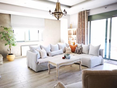 - un salon avec un canapé blanc et une table dans l'établissement Stylish Apartment close to Kos marina, à Kos