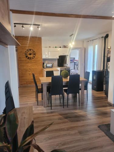 une salle à manger et une cuisine avec une table et des chaises dans l'établissement Maison de vacances au cœur de la Cerdagne, à Angoustrine
