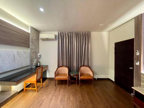 a room with a table and chairs and a curtain at 家園時尚旅店 in Puli