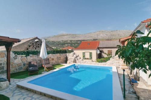 Gallery image of Holiday House near Split with heated pool in Srinjine