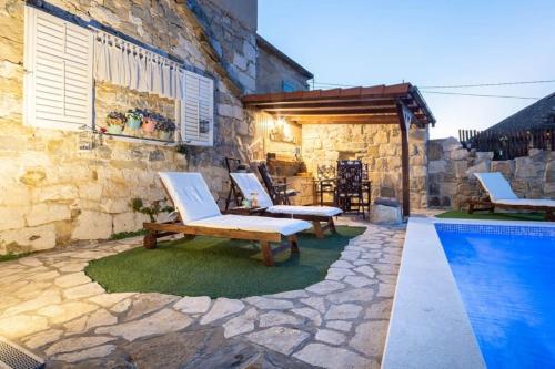Gallery image of Holiday House near Split with heated pool in Srinjine