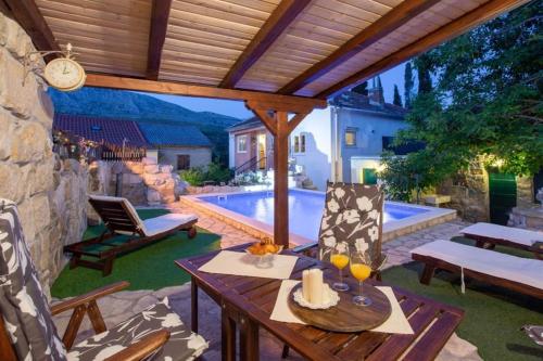 Gallery image of Holiday House near Split with heated pool in Srinjine