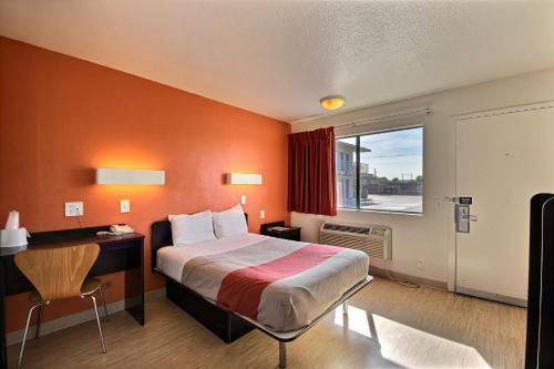 Habitación de hotel con cama, escritorio y ventana en Motel 6-Laredo, TX - South en Laredo