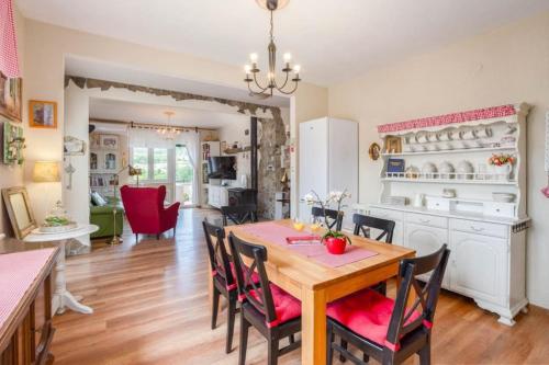Gallery image of Holiday House near Split with heated pool in Srinjine