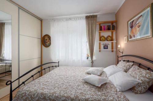 Gallery image of Holiday House near Split with heated pool in Srinjine