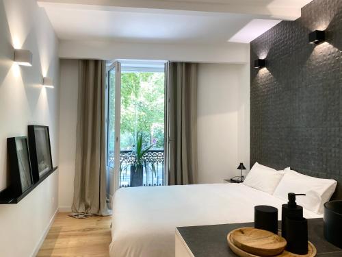 a bedroom with a white bed and a large window at Superbe Grande Maison - Amis - Familles - Entreprises in Toulouse