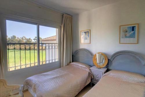 Un ou plusieurs lits dans un hébergement de l'établissement Immaculate 2-Bed Beach Apartment in Costa del Sol