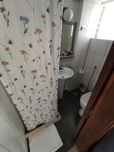 Kúpeľňa v ubytovaní Dedalos n2 Mountain View apartment-30 metres from the beach