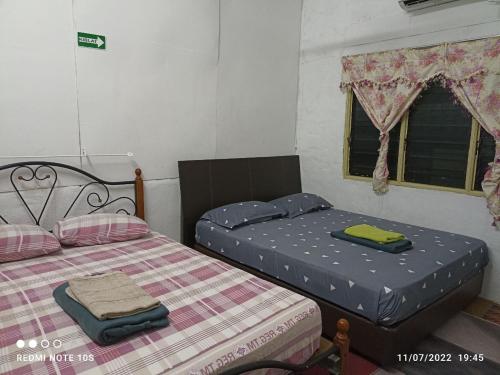 Postel nebo postele na pokoji v ubytování Homestay Tok Abah Kuala Rompin 1 Bilik Tidur