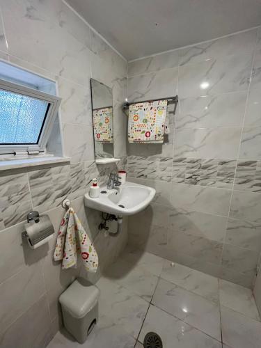 Baño blanco con lavabo y aseo en Best location in Vrachati, en Vrachati